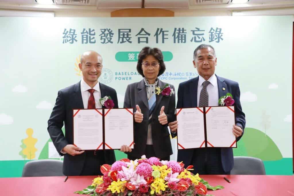 左からベースロードパワー台湾代表Van Hoang, 台湾経済部 書記長Chen Yiling, CPC会長Li Shunqin